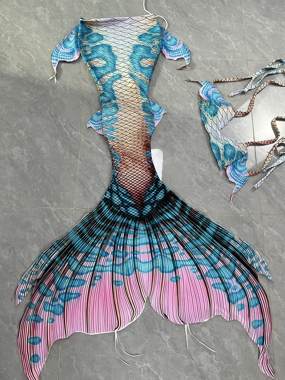 Colorful Dreamy Mermaid Tail A - огляд і ціна Aquarium & Marine Museum